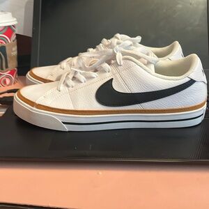 Nike Mens Court Legacy sneakers. Size 9. NWOT